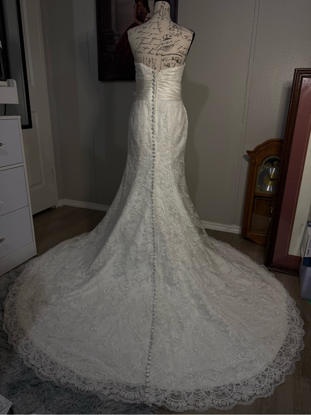 NWOT High-End Custom Lace Fit-and-Flare Wedding Gown - Size Medium